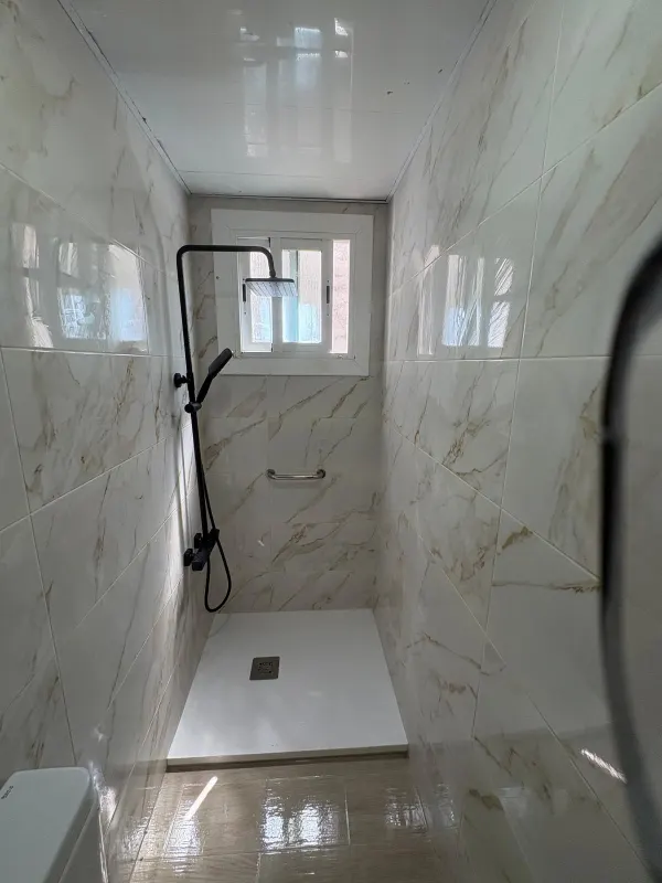 Reforma de baño con revestimiento de mármol en Barcelona