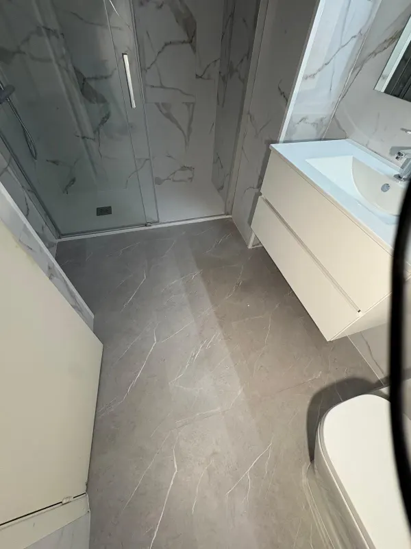 Baño reformado con diseño moderno - Reformas Gustavo Barcelona